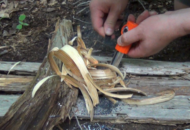 Feuer anzünden mit einem Magnesium Feuerstarter